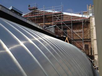 La folle réfection du toit en zinc des Folies Bergère