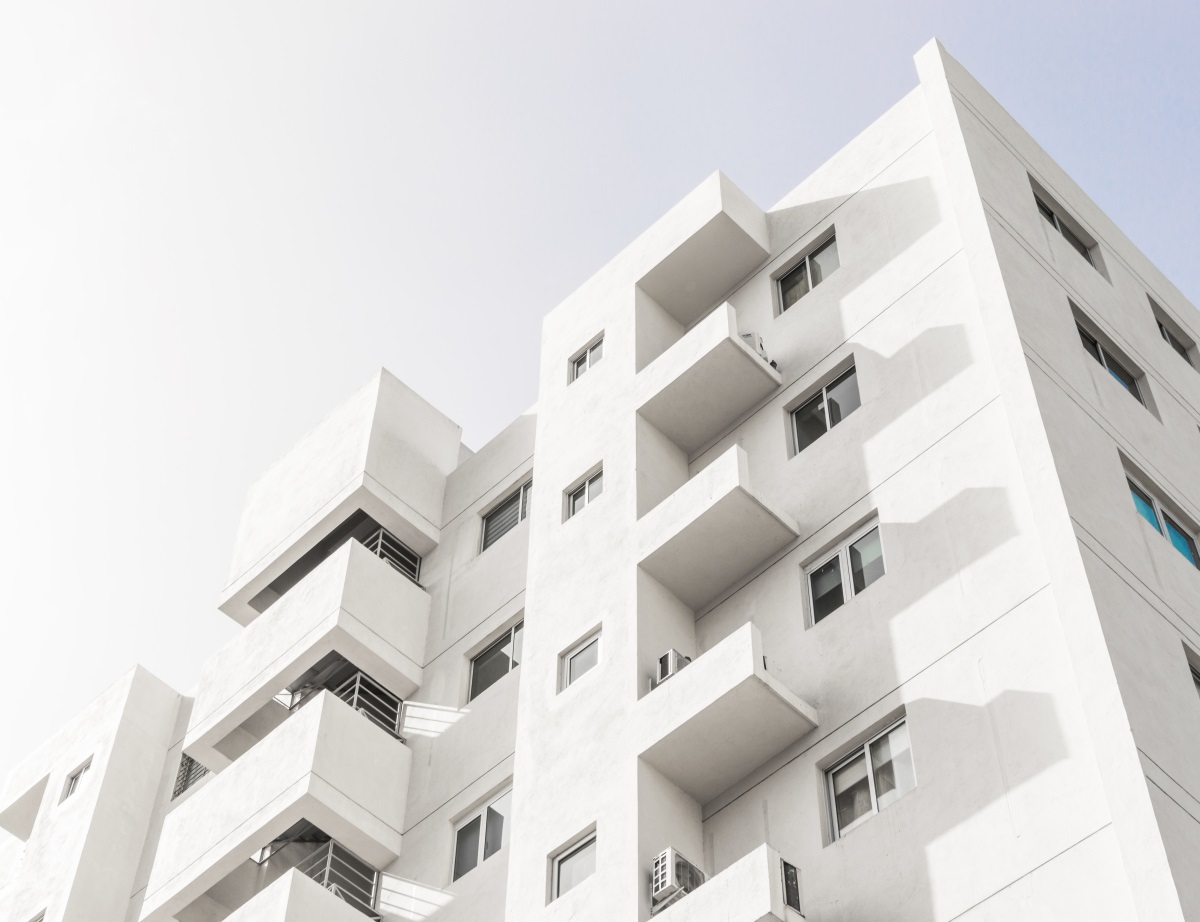 Immeuble blanc vu d'en bas