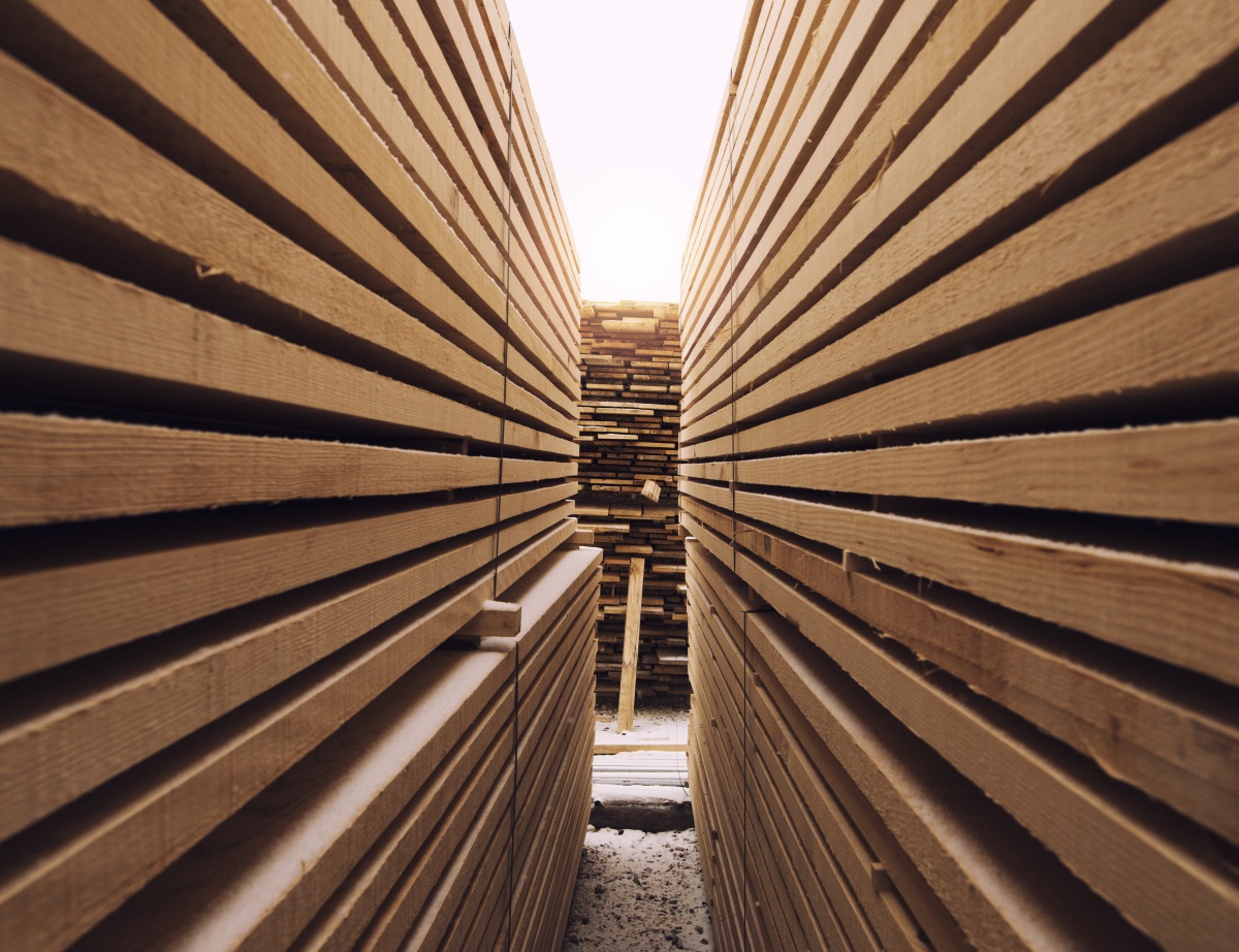 piles de planches en bois dans une scierie