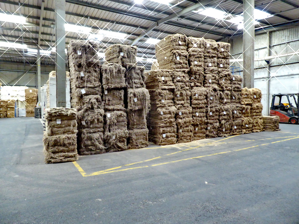 Des bottes de paille de chanvre entreposées dans l'usine Cavac Biomatériaux de Sainte Gemme la Plaine en Vendée