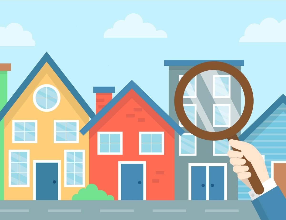 Graphique avec habitations alignées, et une main avec une loupe pour illustrer le concept de la recherche de logement