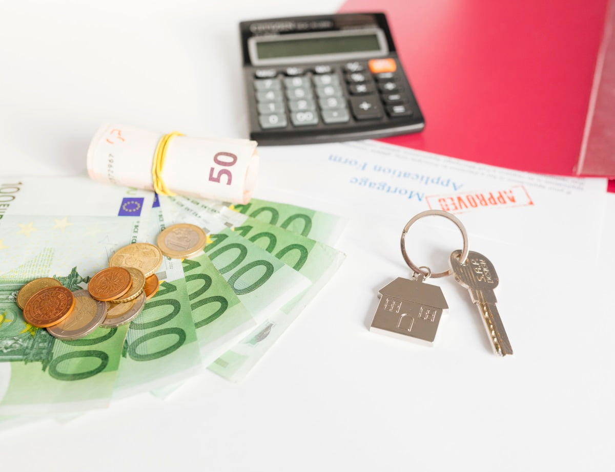 Billets de banque et clefs de maison