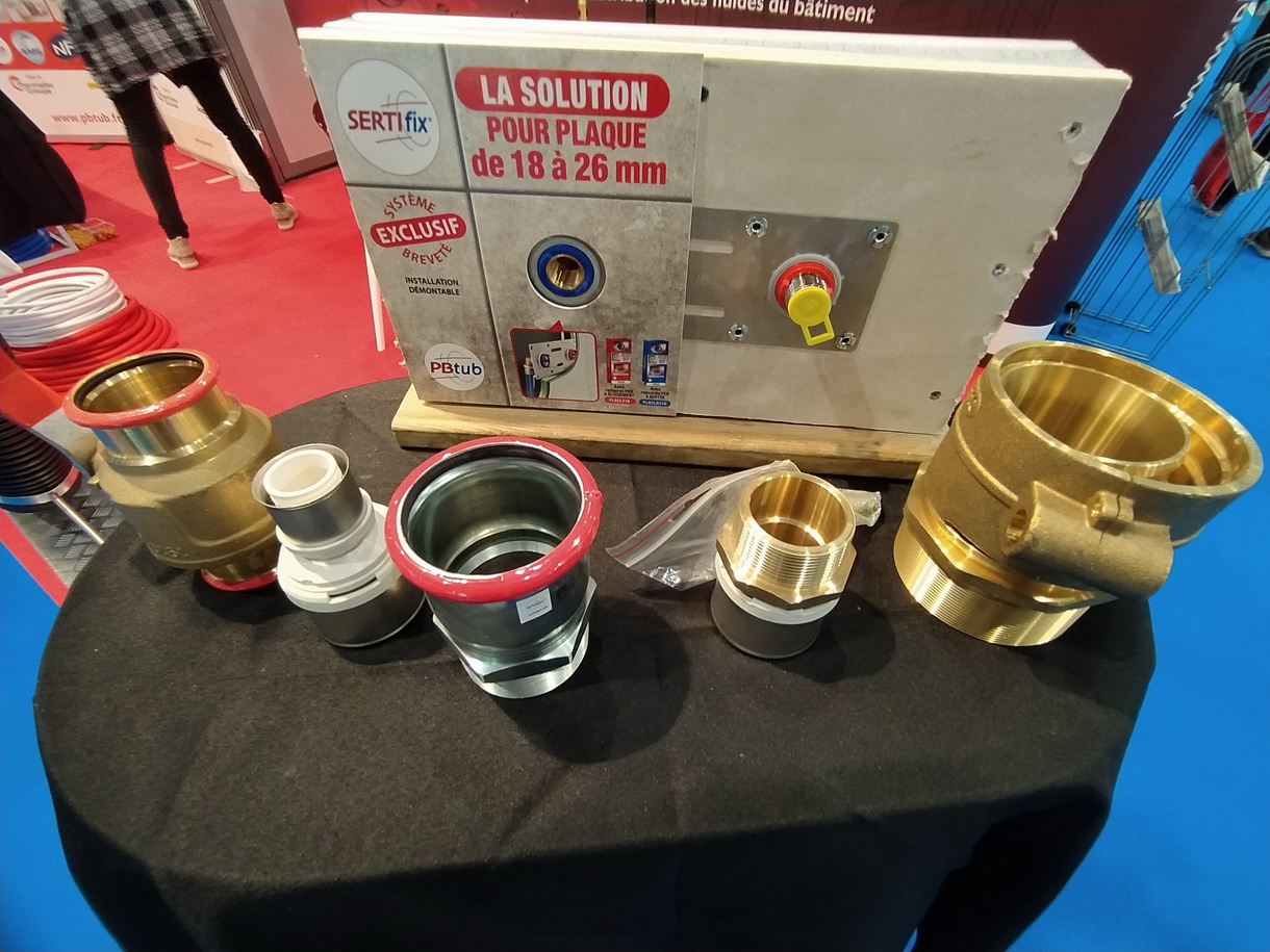 Toutes les solutions de traversées de murs par des canalisations de chauffage, d'eau chaude et froide