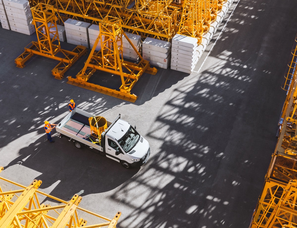 Mercedez Benz Sprinter sur un chantier vu en hauteur