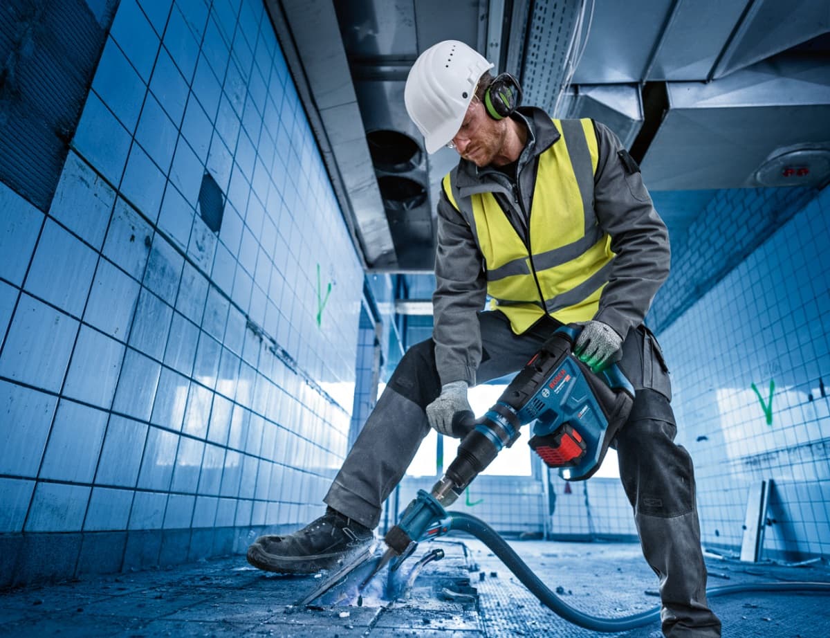 Ouvrier utilisant un outil Bosch