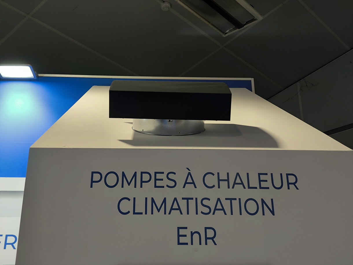 L'entrée d'air de toiture d'une pompe à chaleur monobloc intérieure Amzair