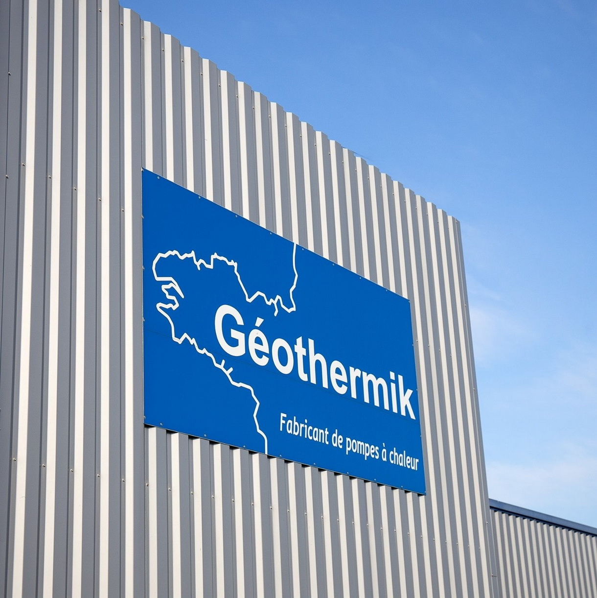 Le sigle Géothermique sur le mur de l'usine de Pleugriffet en Bretagne