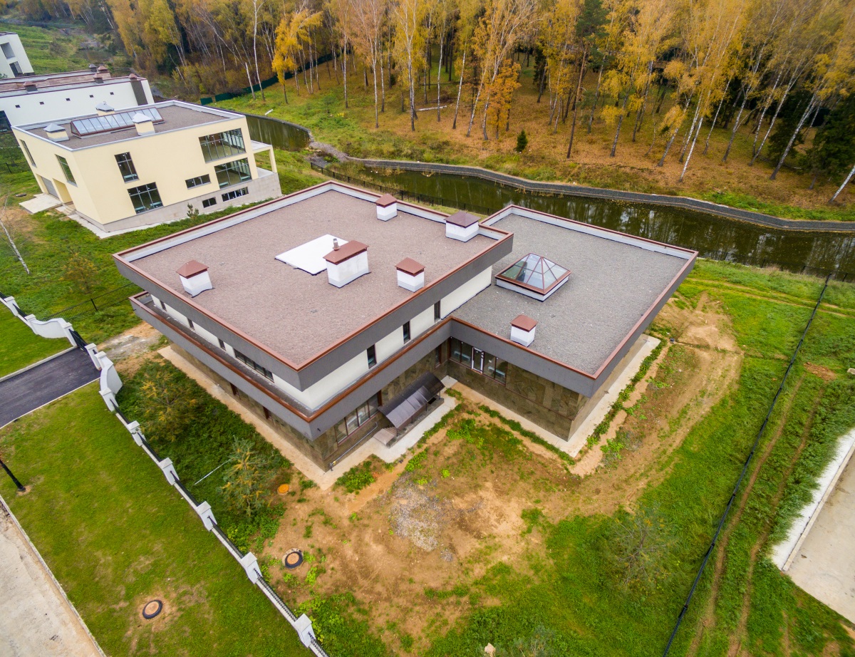 Photo d'un couvreur à côté d'un toit