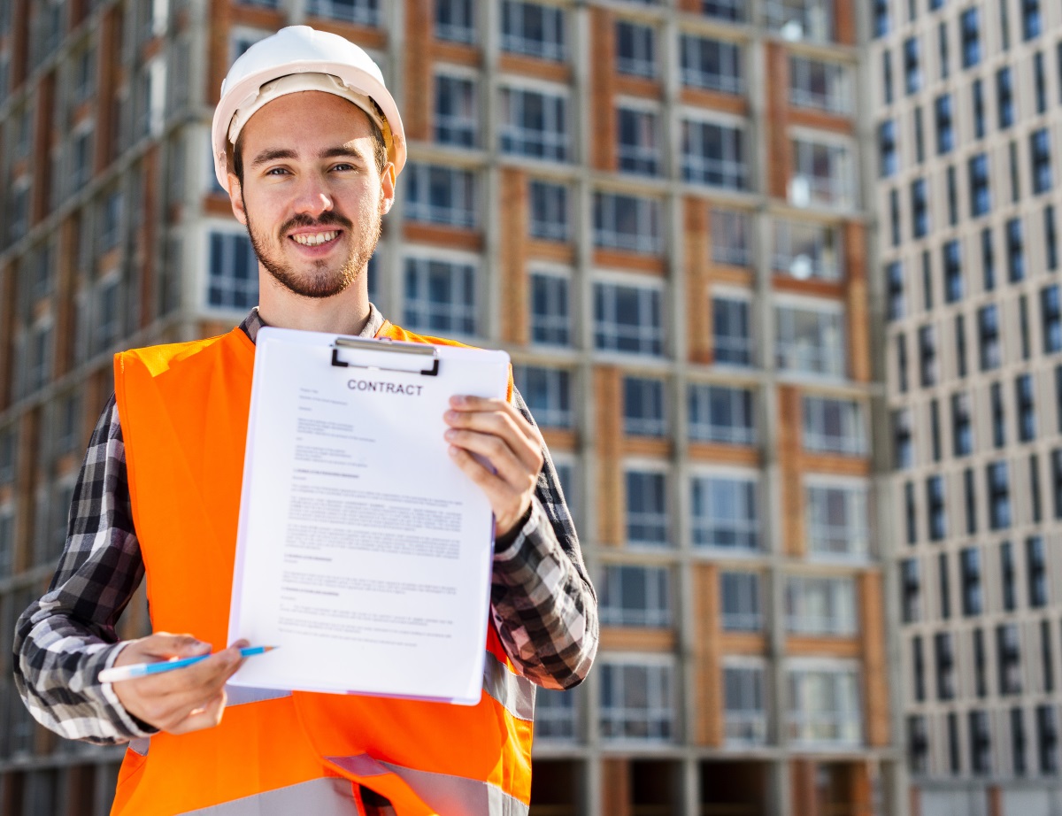 ouvrier avec un contrat à la main