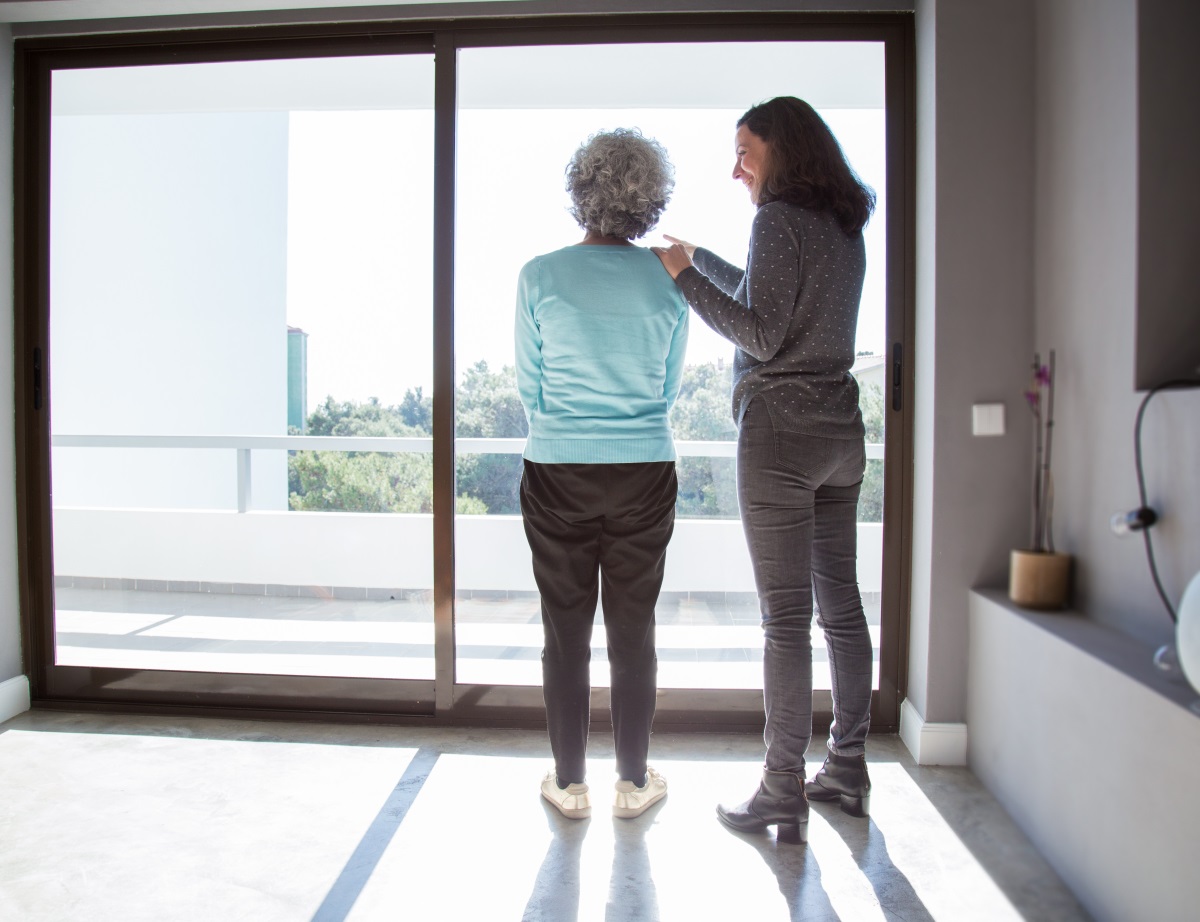 femme âgée avec sa fille devant une fenêtre
