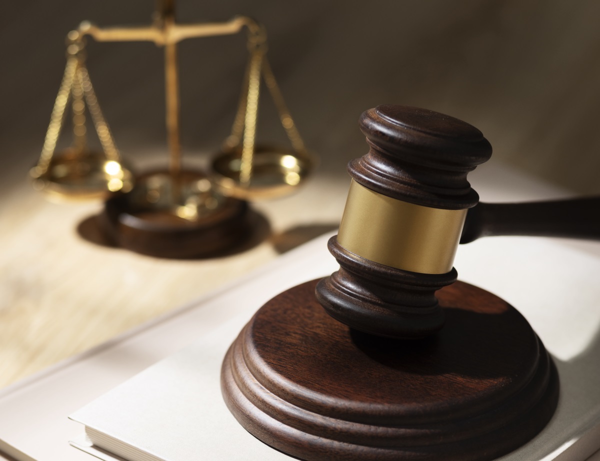 photo d'un symbole de la justice : le marteau en bois.