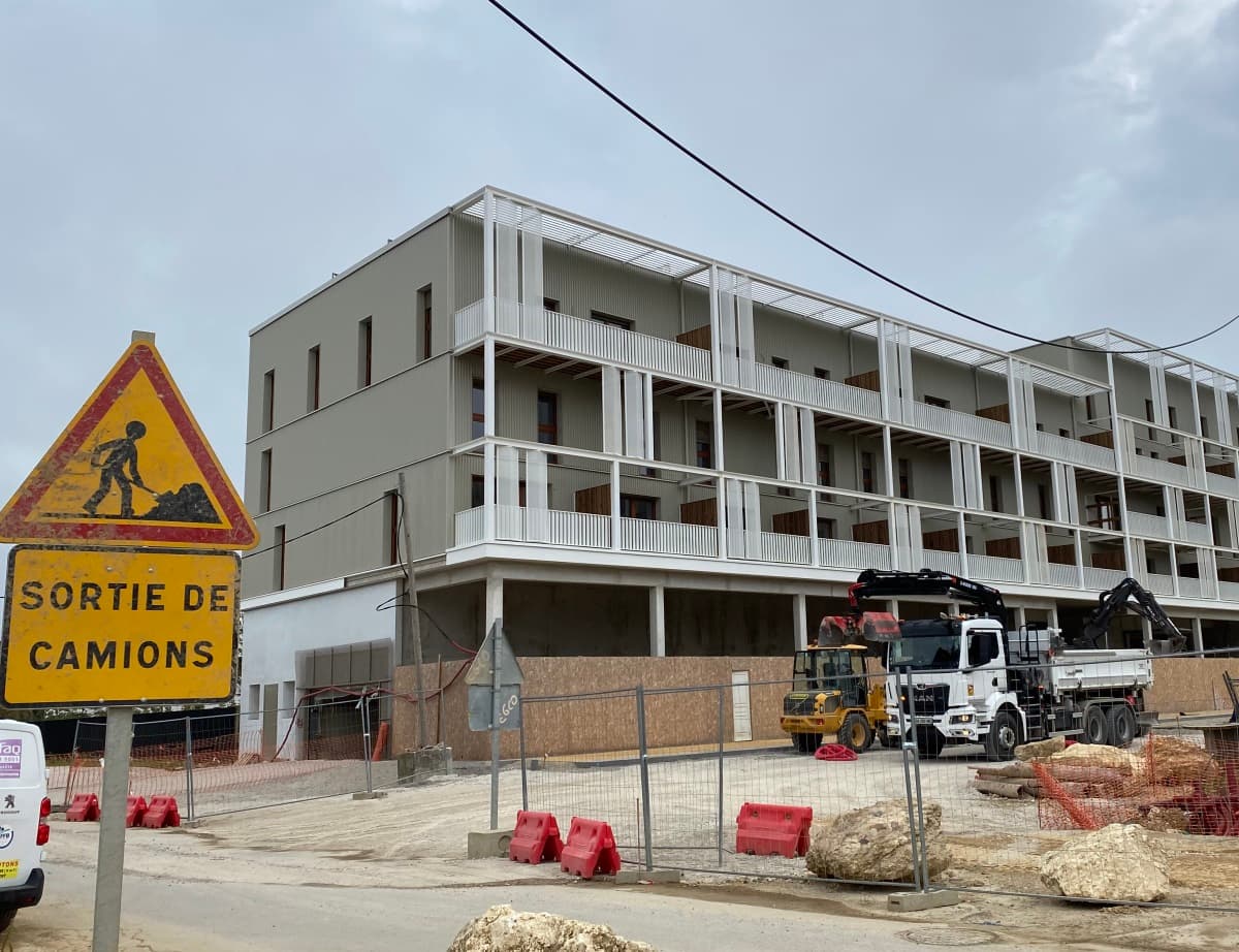 Photo d'un immeuble en cours de construction 