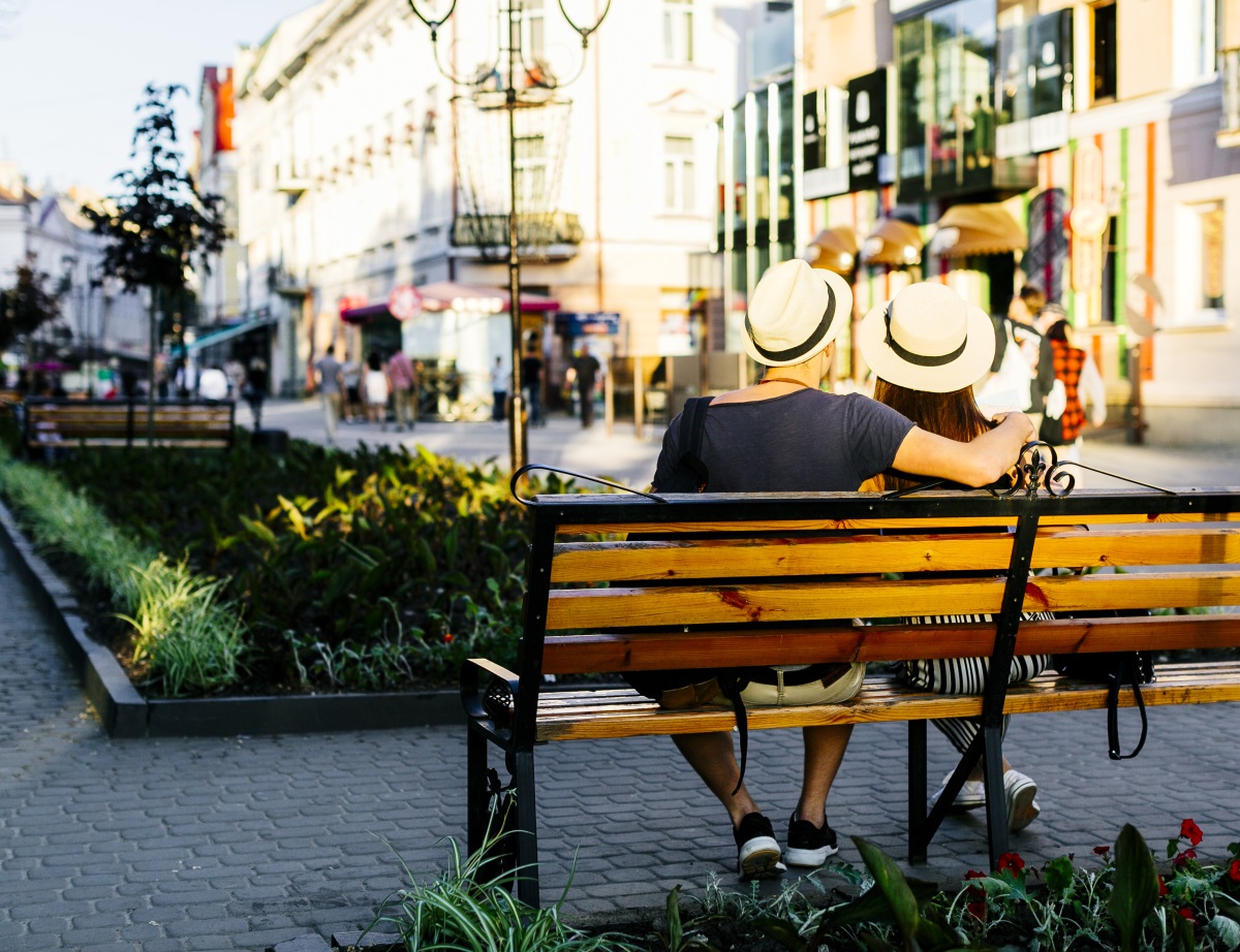 couple de touristes sur un banc à Paris