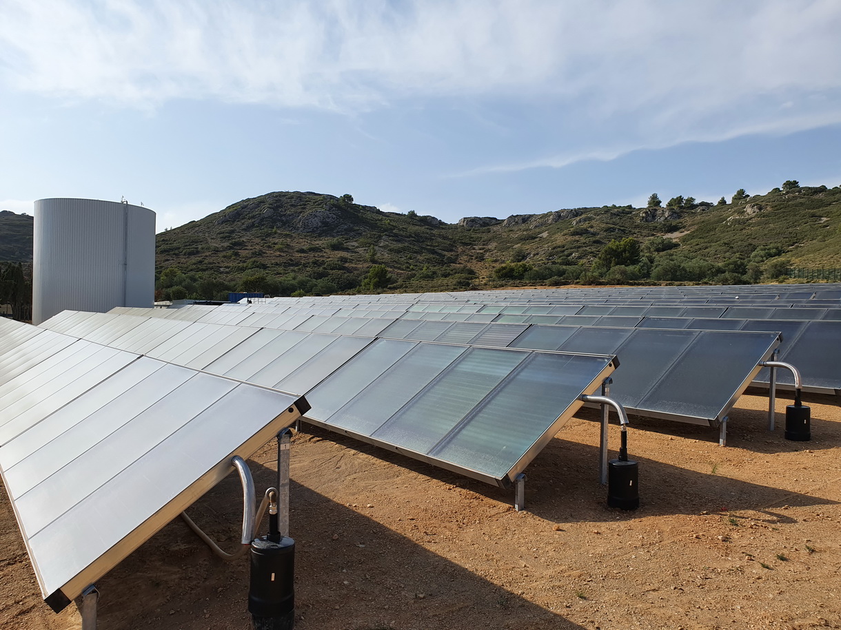 Le champs de panneaux solaires thermiques installé à Narbonne par Newheat pour le réseau de chaleur de la ville