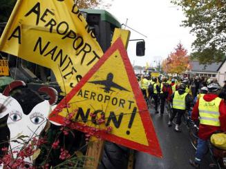 Une chaîne humaine de 25 KM contre l'aéroport N-D des Landes