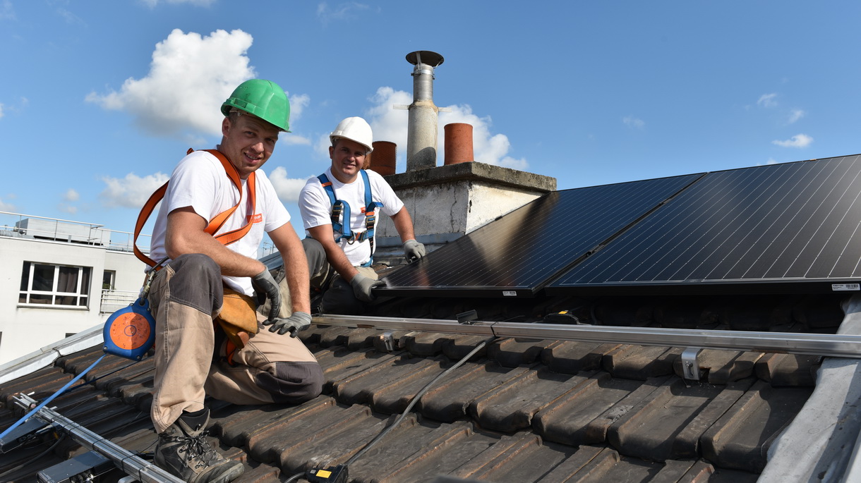 Installation de panneaux photovoltaïques sur un toit parisien pour un projet d'autoconsommation collective