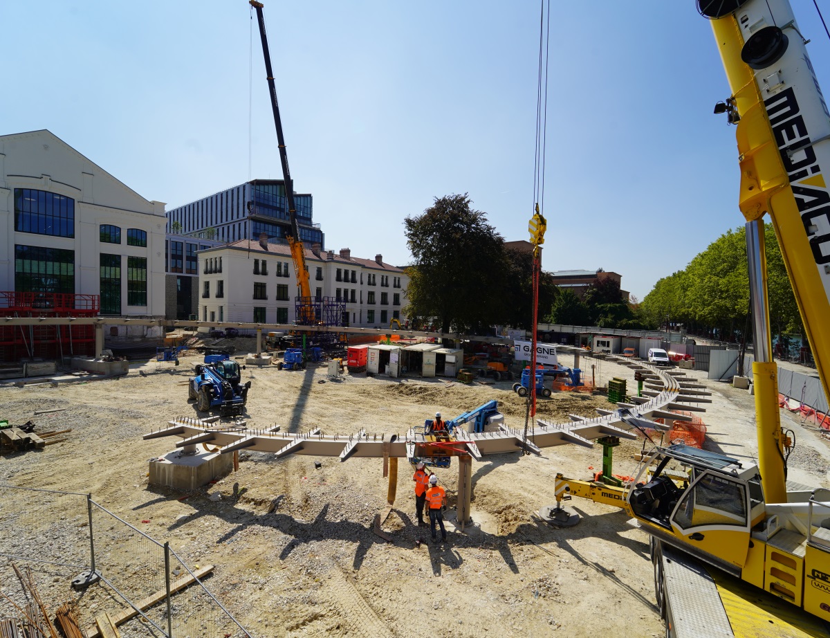 Pose de la structure de la rampe hélicoïtale sur la place olympique du Village des Athlètes