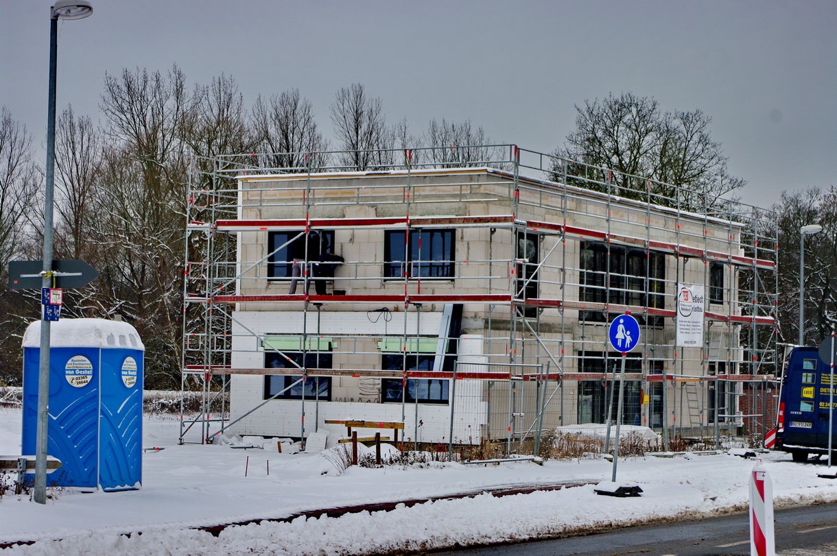 Chantier d'isolation thermique par l'extérieur en maison individuelle, sous la neige