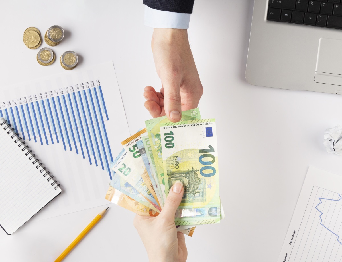 Deux personnes échangent de l'argent