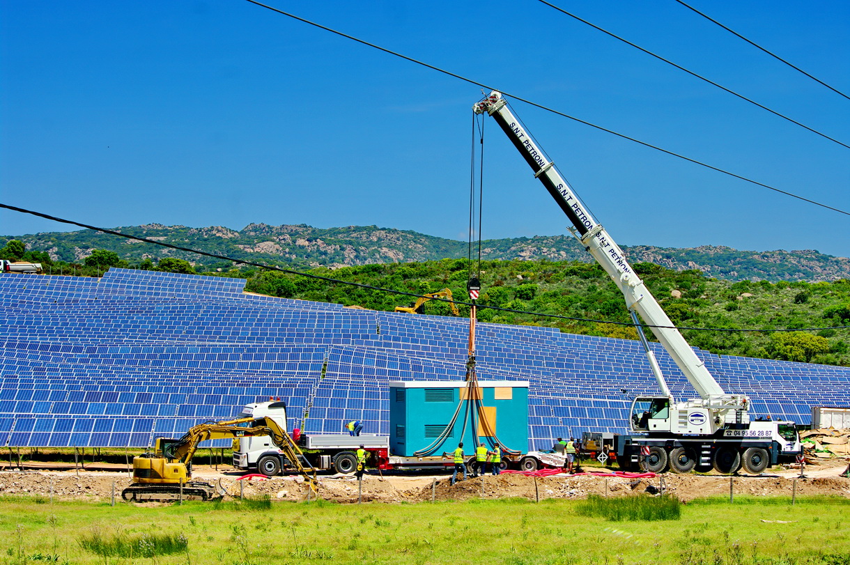 un chantier de ferme photovoltaïque en Corse du Sud