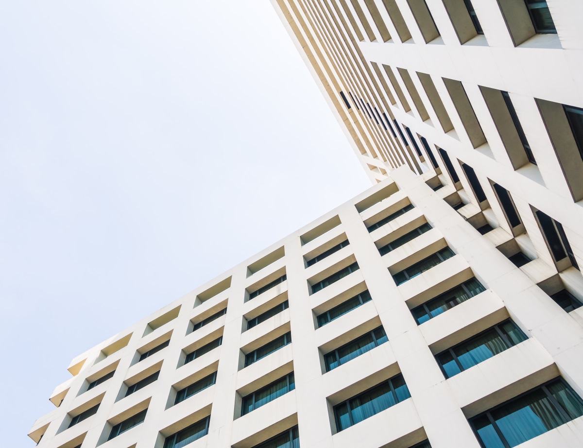Immeuble blanc vu d'en bas