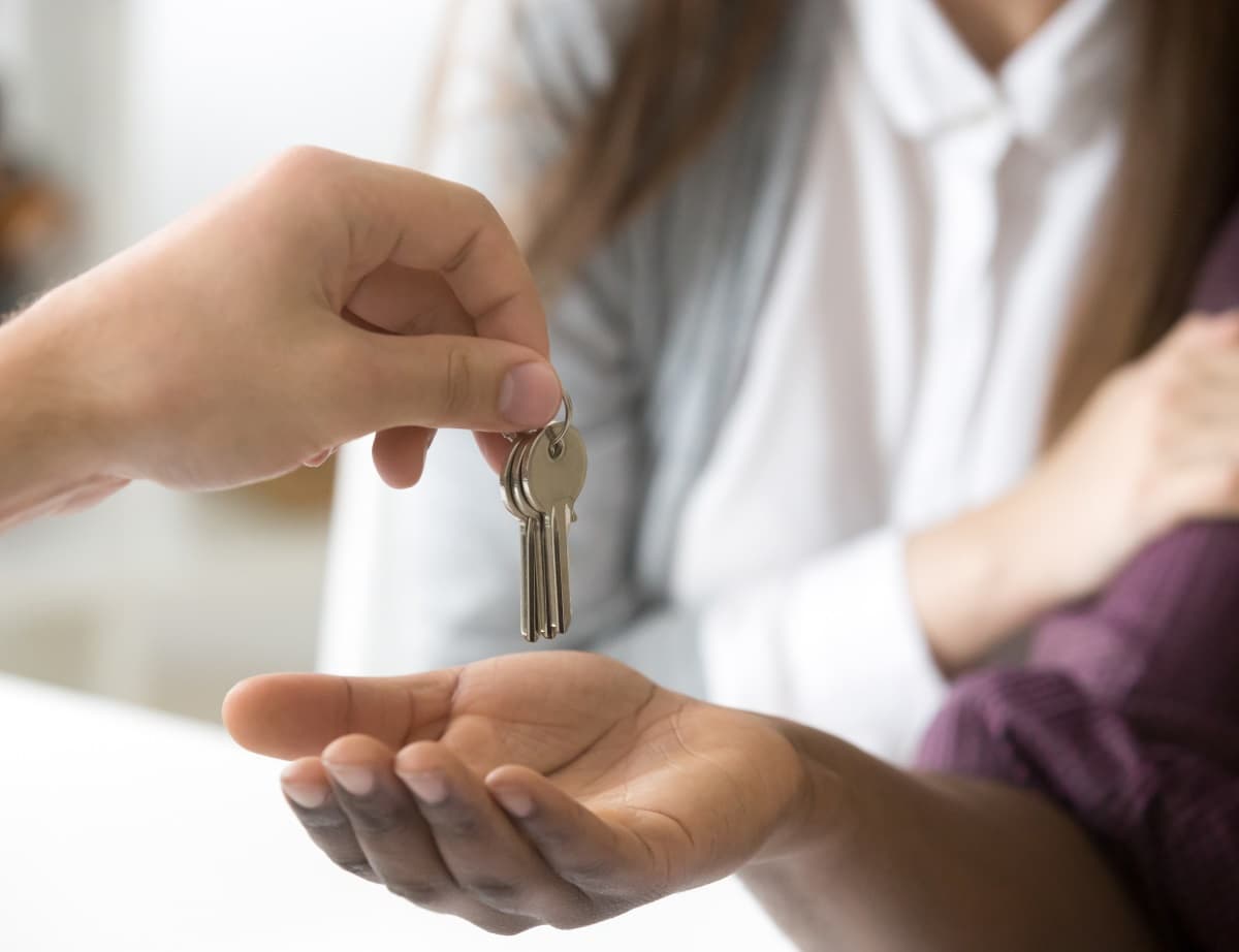 Gros plan sur une remise de clés.