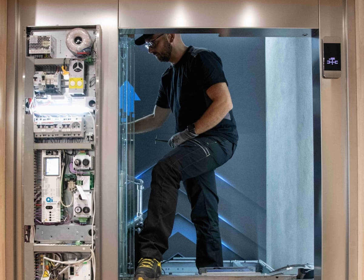 Ascensoriste en plein travail