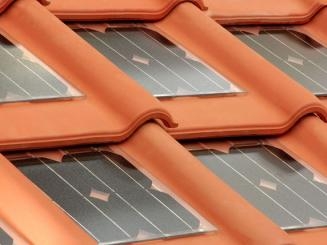 Un industriel plonge à cause d'une tuile photovoltaïque