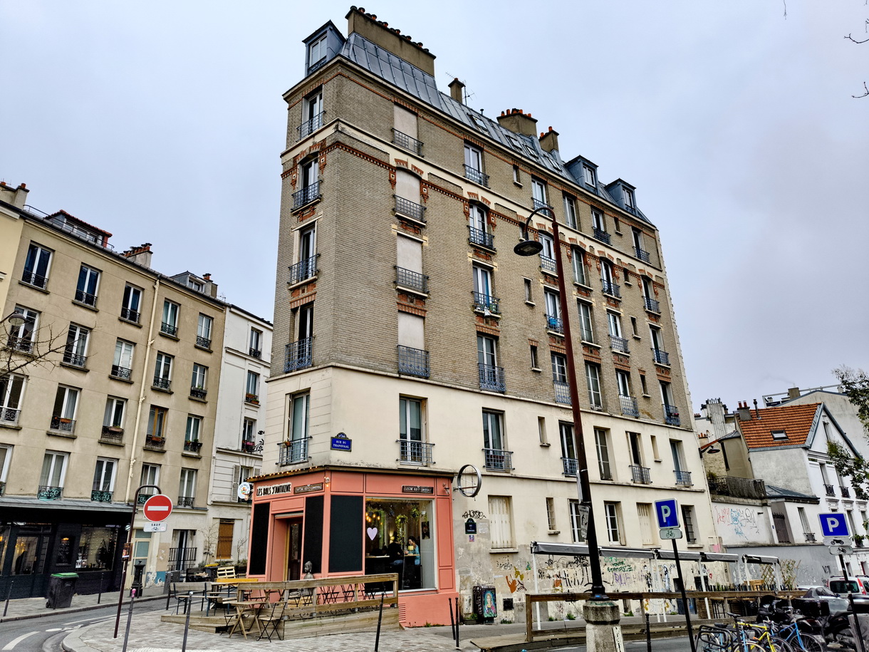 Un bâtiment de logements collectifs de style faubourien dans Paris