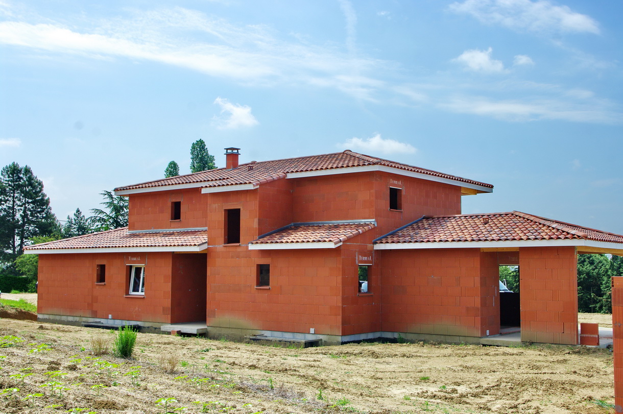 Maison neuve en briques en construction