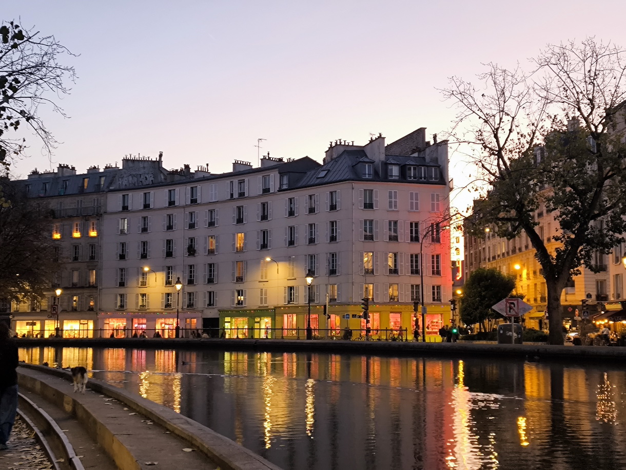 Des bâtiments de logements collectifs à la tombée du jour au bord du canal Saint-Martin à Paris