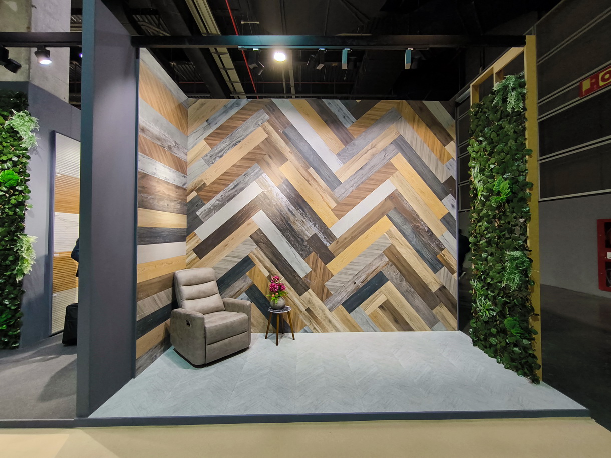 Les grands carrelages du fabricant indien Flavour Granito reproduisent fidèlement l'apparence des planches de parquet. © PP