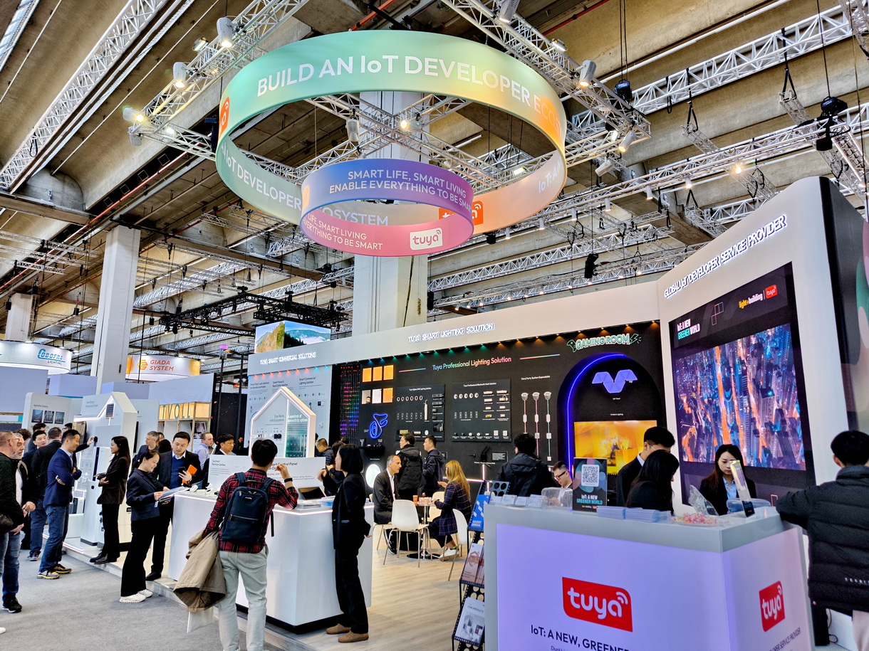 Le stand de la plateforme intégrée TUYA au salon Light + Building 2024 à Francfort. © PP