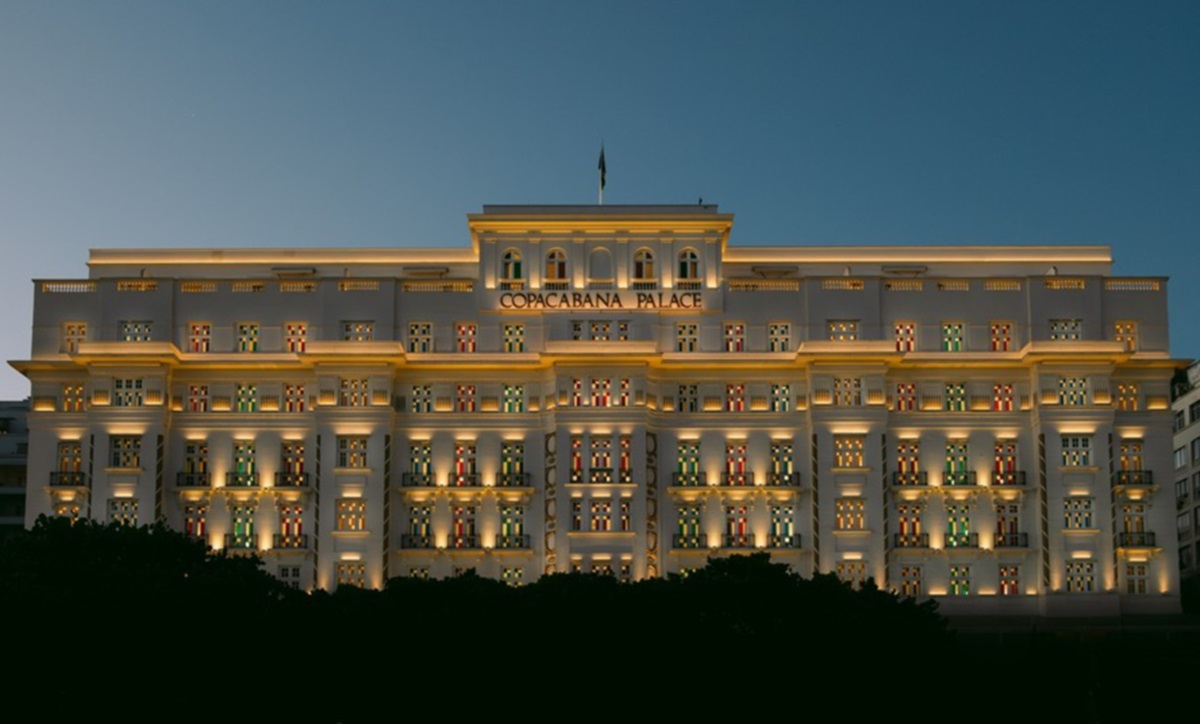 L'iconique Copacabana Palace de Rio de Janeiro revu et coloré par Daniel Buren © Gabriel Tesserolli