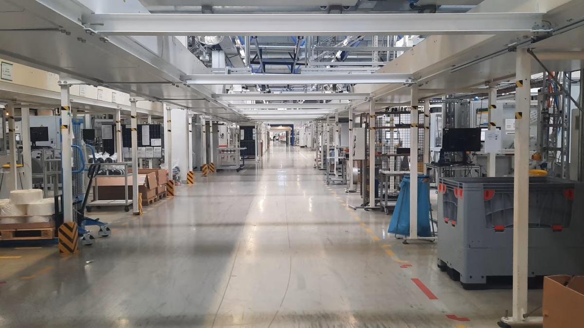 Latelier de production de panneaux solaires de Meyer Burger désormais à l'arrêt. © Sébastien Baer / France Info