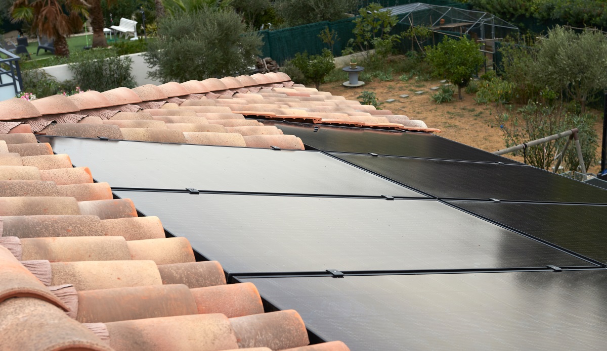 Panneaux solaires photovoltaïques Easy Roof Integration coloris Full Black par Edilians sur couverture maison individuelle. © Loïc Lagnieu