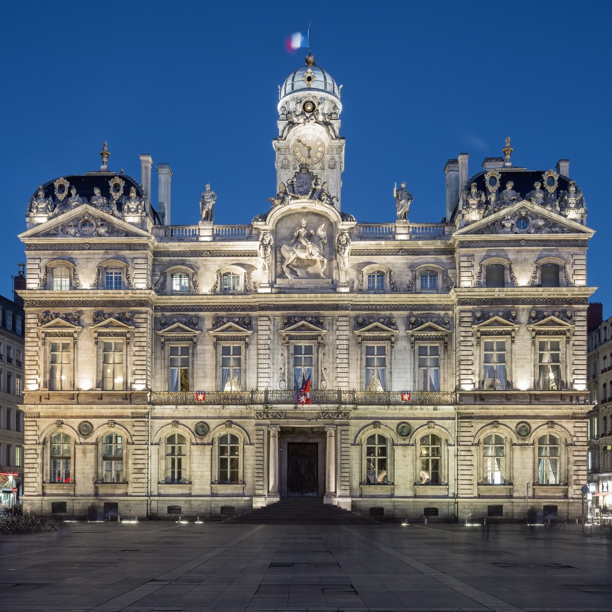 L'Hôtel de Ville de Lyon trônant sur l'iconique place des Terreaux, Lyon  © vwalakte / Freepik