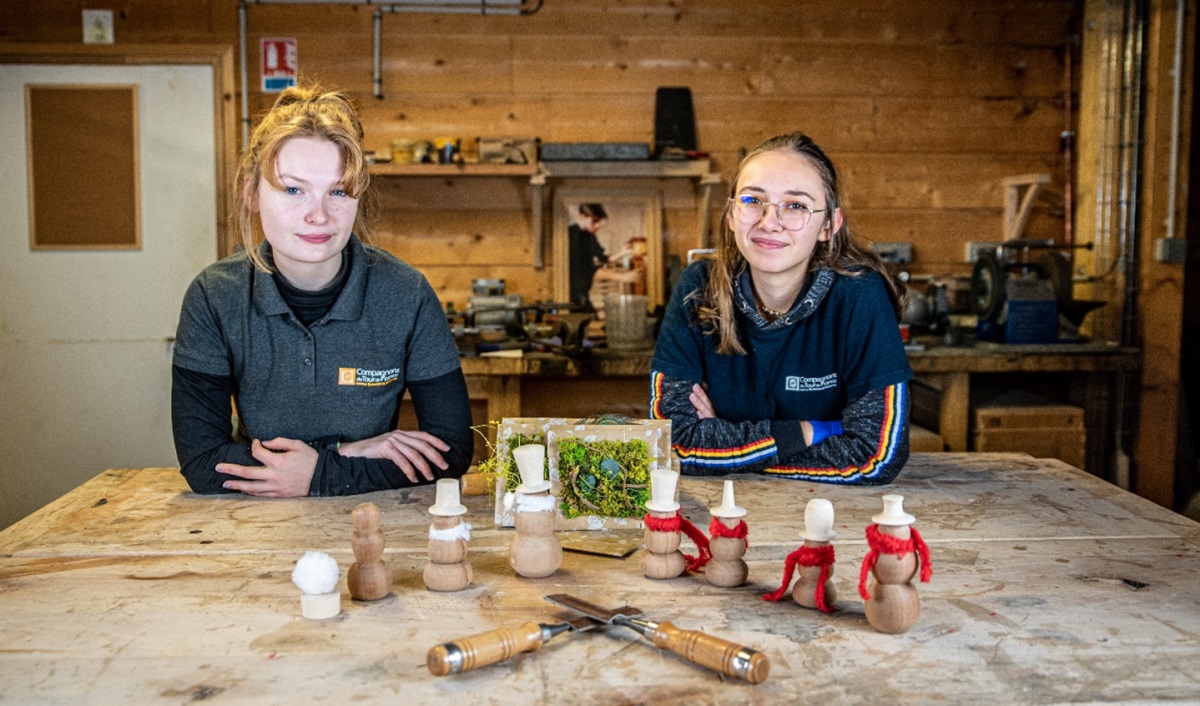 Deux jeunes ébénistes, Compagnons du Tour de France.  © Thomas Mielecki / Institut Européen de Formation des C. du Tour de France de Mouchard