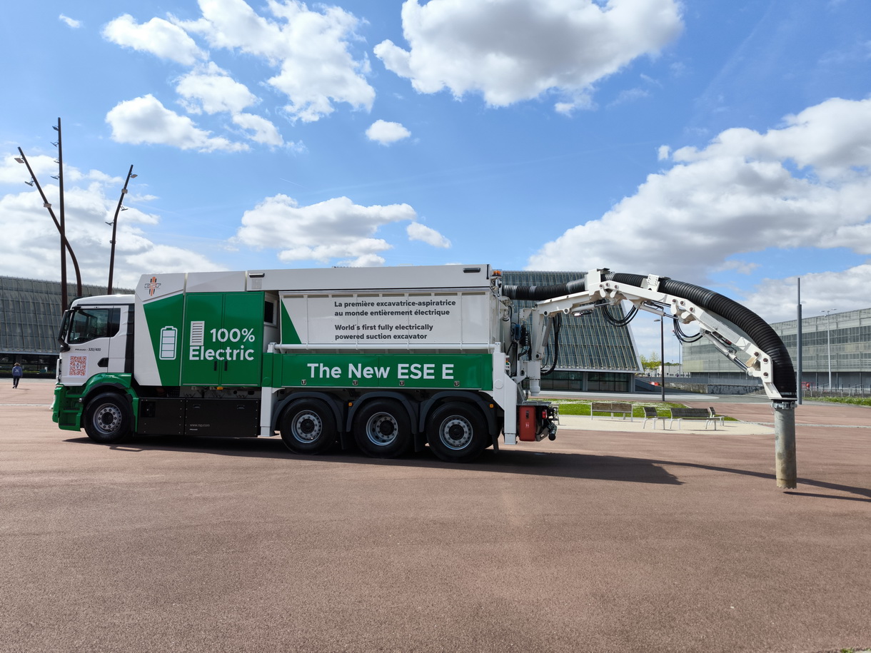 ESE E, la première excavatrice-aspiratrice entièrement électrique au monde devant l'entrée du salon Intermat 2024 à Villepinte. © PP