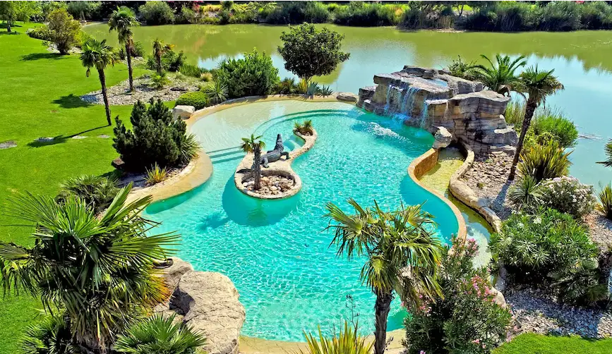 Réduire la consommation d'eau de sa piscine. © frimufilms / Freepik