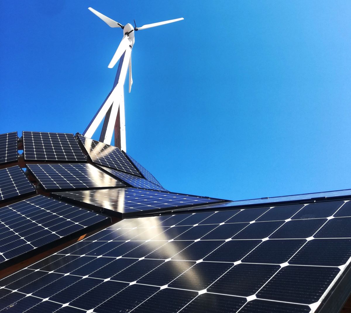 Les investissements dans le solaire dépassent toutes les autres sources d'électricité. © Nazrin Babashova / Freepik