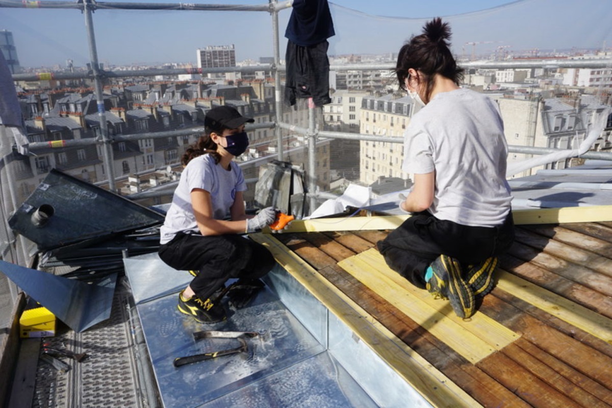 À 30 mètres de hauteur, les couvreurs-zingueurs sont en plein travail. © William Lacaille / actu Paris