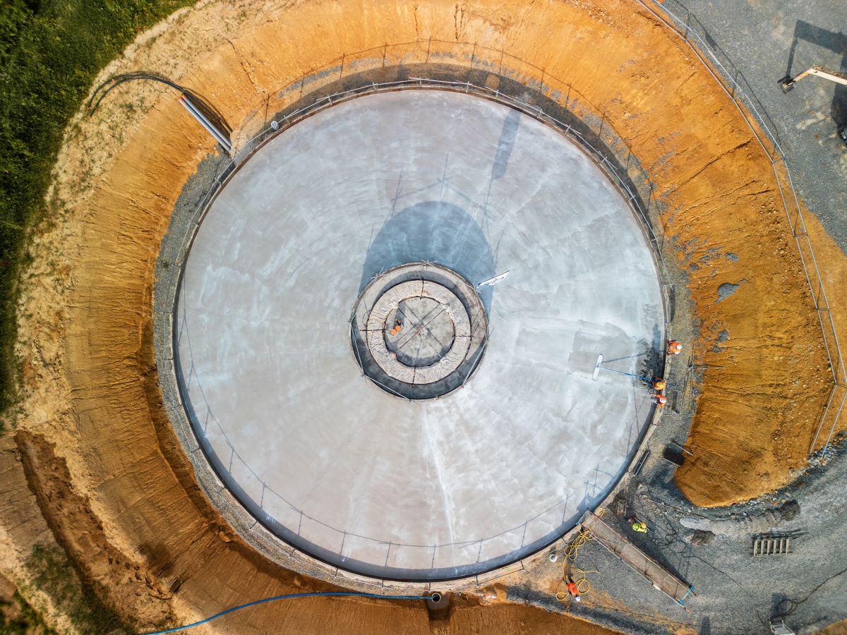 Coulage dune fondation déolienne exclusivement réalisée en béton décarboné 0 % clinker. © groupe Valorem