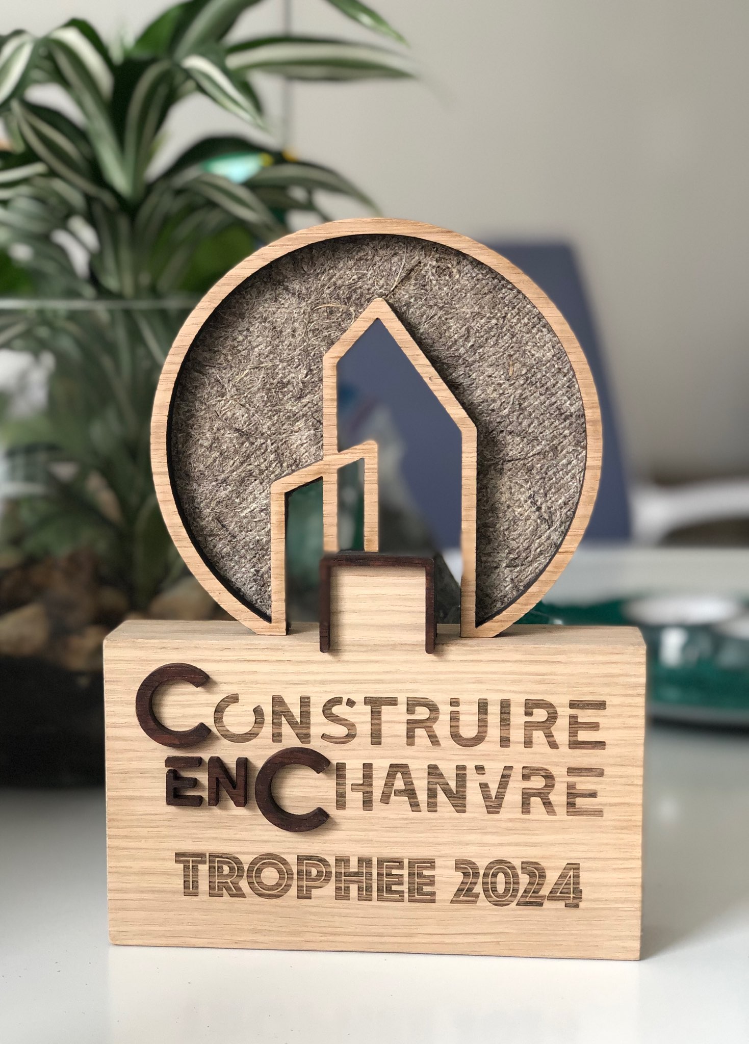 Le trophée remis lors de lAssemblée générale de CenC, lassociation de filière Construire en Chanvre, qui porte cette nouvelle distinction. © CenC