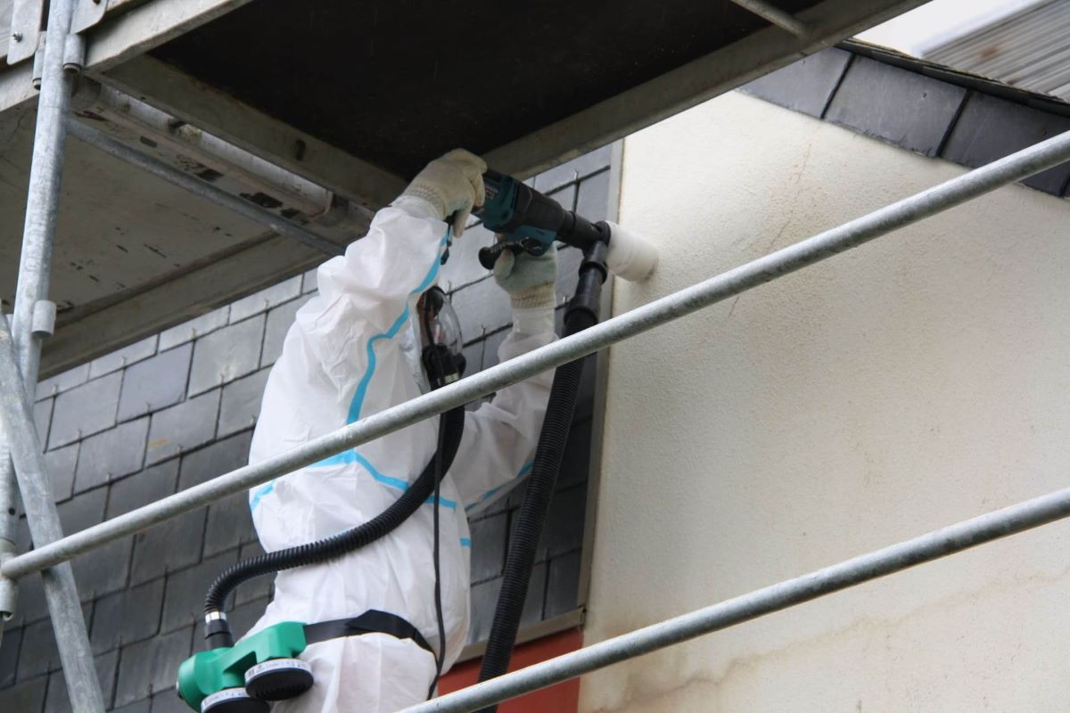 Un ouvrier sur un chantier de désamiantage. © Sadac Constructions