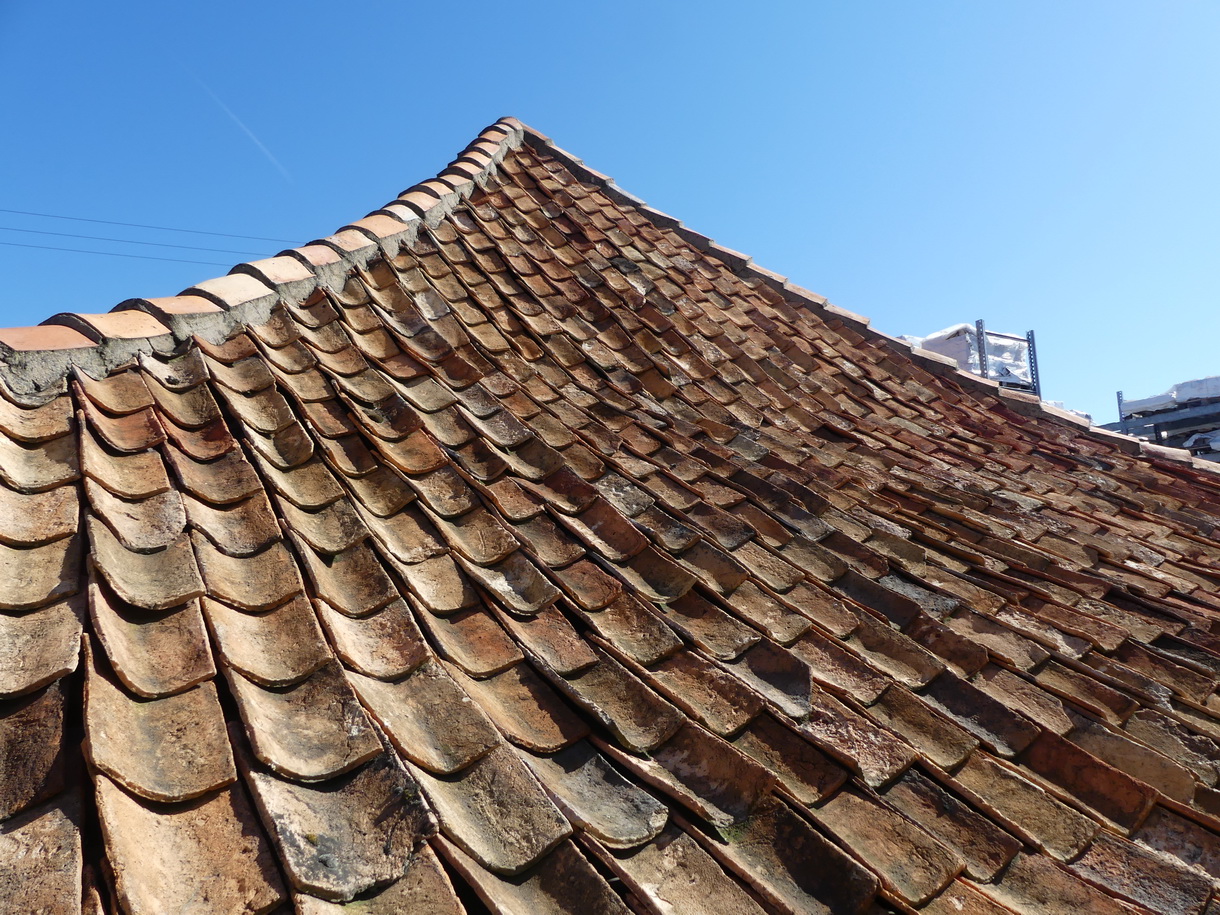 La couverture de tuiles de la Grange, le plus ancien bâtiment de la fabrique Rairies Montrieux dans le Maine-et-Loire. ©