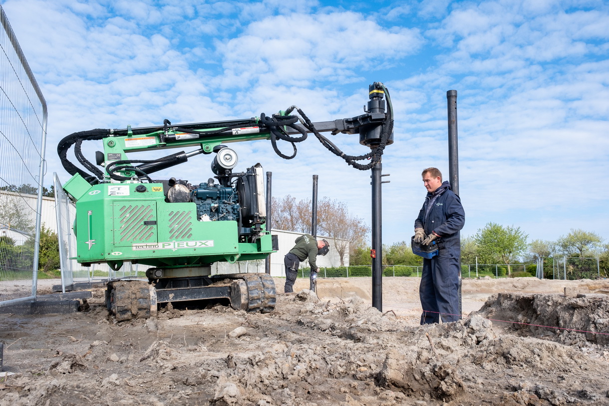 Un chantier de pose de Techno-pieux vissés en cours