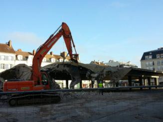La halle du marché Fontainebleau en cours de démolition