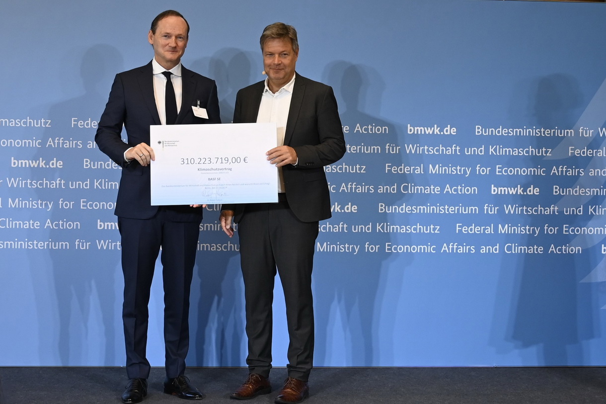 Robert Habeck, à droite, Ministre fédéral de léconomie et de la protection du climat, notifie 310 millions dEuros  daide à Uwe Liebelt de BASF SE