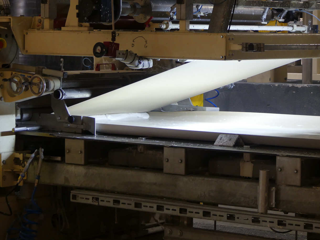 Une plaque de plâtre, cest deux cartons et du plâtre au milieu